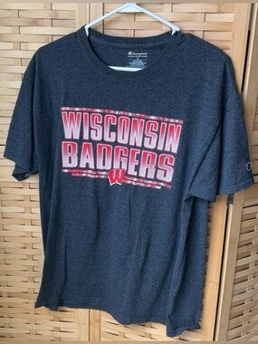 Champion Charcoal Wisconsin Badgers Men’s Lg Graphic Tee - Red & White Logo